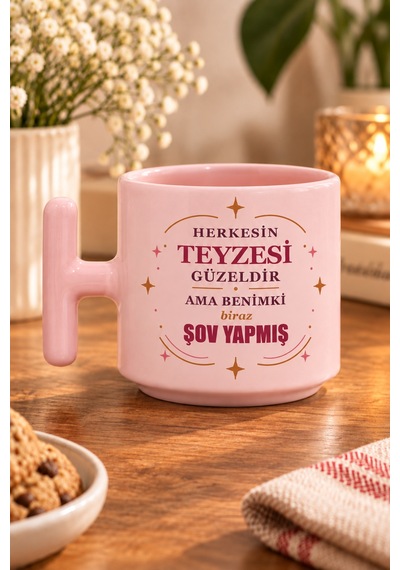 Herkesin Teyzesi Güzeldir Ama Benimki Biraz Şov Yapmış Baskılı T Kupa Pembe