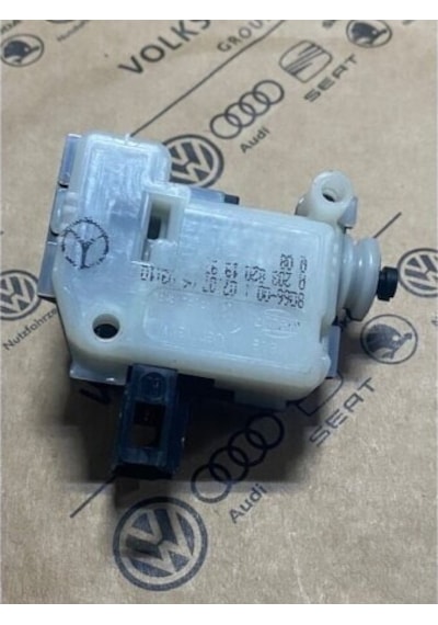 VW POLO HB 2002-2005 BAGAJ KAPAĞI MERKEZİ KİLİT MOTORU 3B0959781C