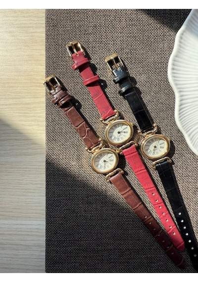 Retro Minimal Deri Kordon Vintage Kadın Kol Saati Kelebek Model Altın