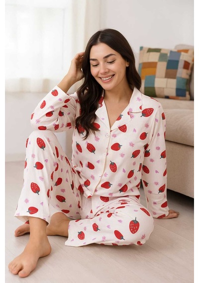 Tenra Kadın Pijama Takımı Boydan Düğmeli Raporlu Kumaş Milan Çilek Desenli Beyaz