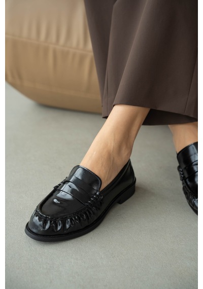 Selin Shoes Lurein Büzgülü Hafif Kalın Topuk Kadın Loafer- Siyah Rugan