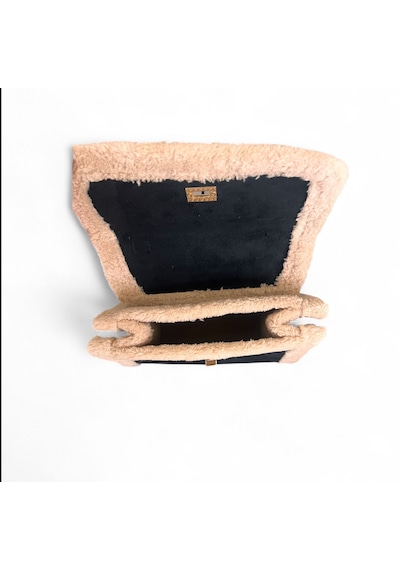 Rose Krem Peluş Kulp Detaylı Kadın El Ve Omuz Çanya En 25 Cm Boy 18 Cm Siyah