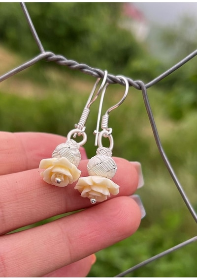 Gül Detaylı Gümüş Kazaziye Küpe Bej