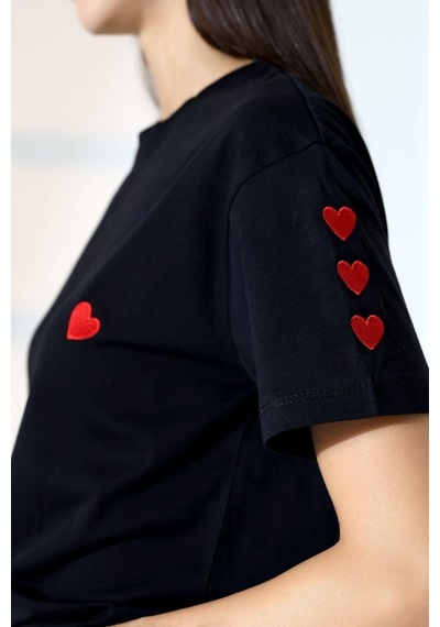 Kadın Kalp Nakışlı Bisiklet Yaka T-shirt Siyah