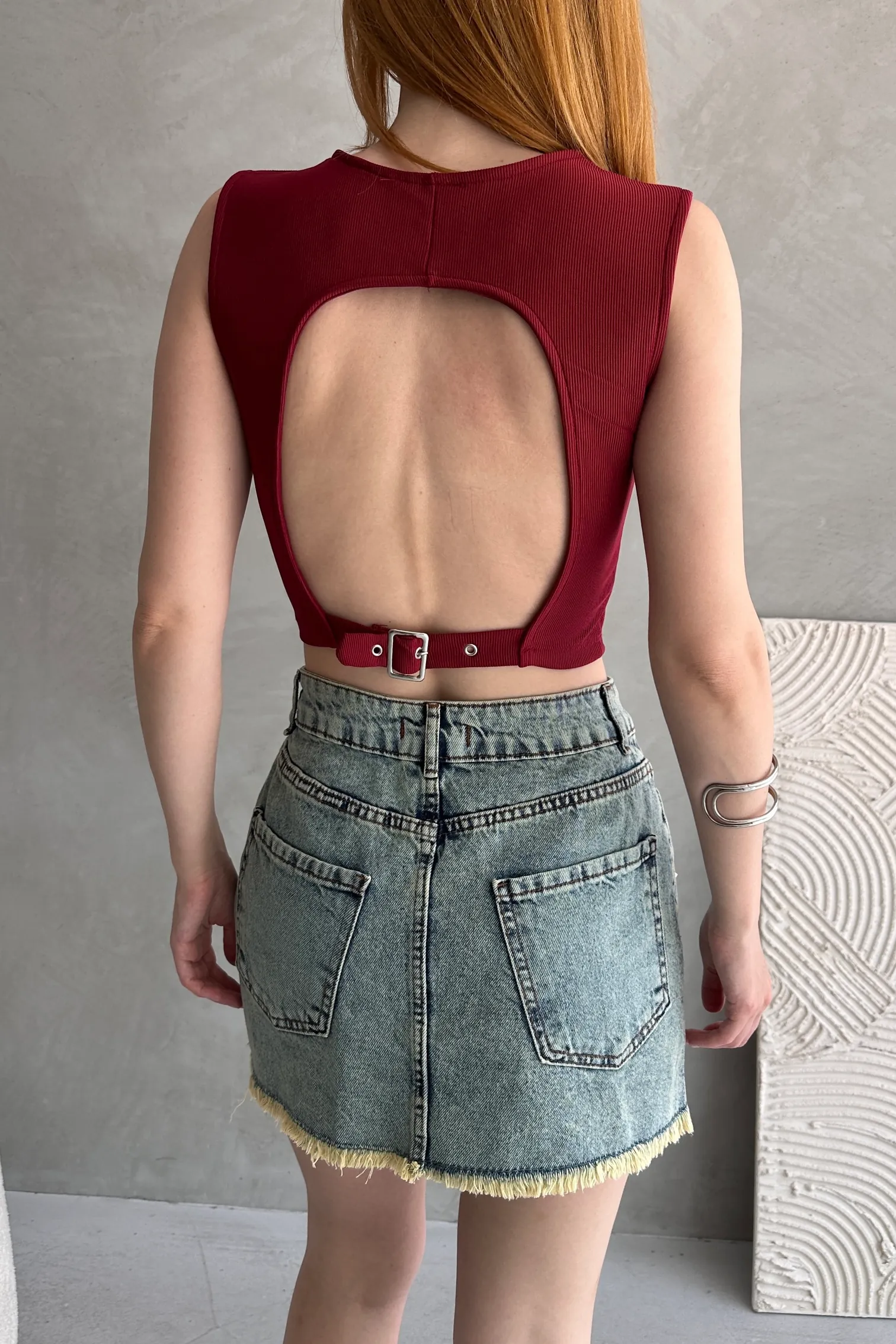 Nido Sırtı Kemer Detaylı Kaşkorse Crop Bluz Bordo