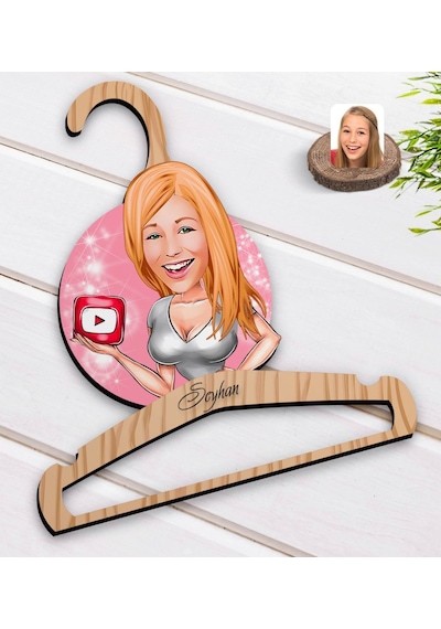 Kişiye Özel Kadın Youtuber Karikatürlü Standart Boy Ahşap Elbise Askısı-2