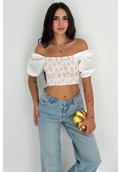 Femelle Beyaz Çiçek Desenli Büzgülü Kısa Kollu Romantik Stil Carmen Crop Bluz