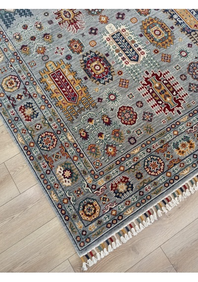 Çam Halı Sultani 807 Gri Yün Ve Bambu İle Özel Tezgahlarda Üretilen Otantik Desenli El Emeği Modern Uşak Halısı Gri Çam Halı Sultani 807 Gri Yün Ve Bambu İle Özel Tezgahlarda Üretilen Otantik Desenli El Emeği Modern Uşak Halısı Gri