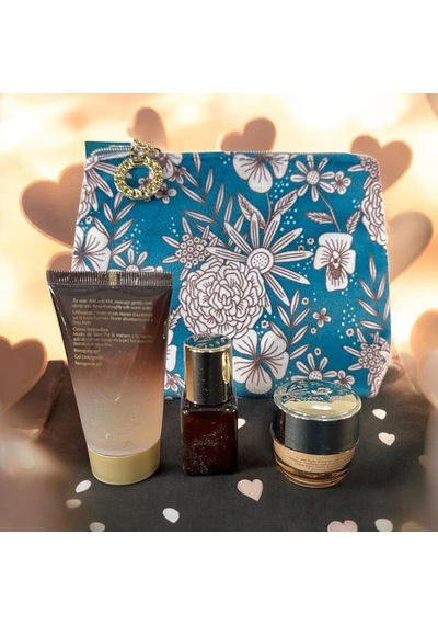 Estée Lauder Çok Şık-desenli-makyaj-çantası