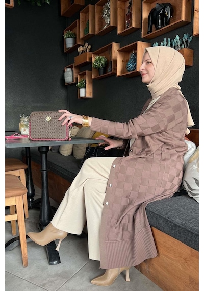 Rabia Şamlı Dama Desenli Sütlü Kahve Triko Hırka Çok Renkli