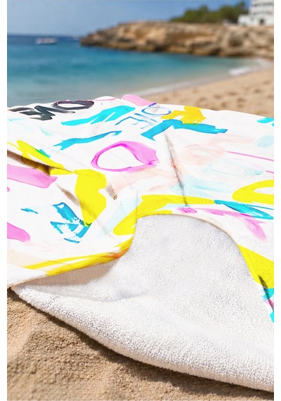 Love Yazı Temalı Renkli Plaj Havlusu - Modern Pop Art Beyaz Zemin Hızlı Kuruyan Mikrofiber Havlu Donuk Kıyısı
