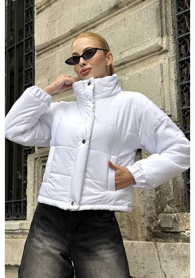 Beyaz Dik Yaka Çıtçıtlı Fermuarlı Kısa Şişme Mont