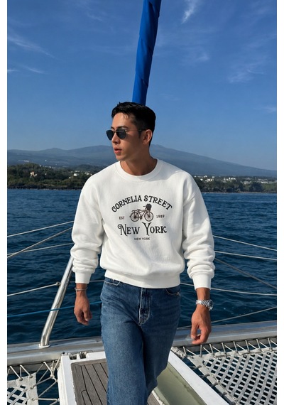 Tarz Cool Erkek Organik Pamuklu Yumuşacık Baskı Detaylı Bisiklet Yaka İçi Polarlı Sweatshirt Beyaz