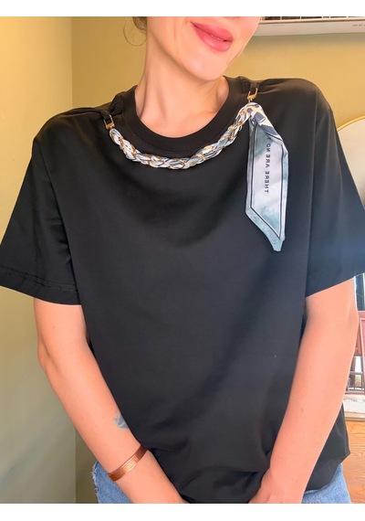 Ali Butik Siyah Yakası Fular Detaylı Tişört