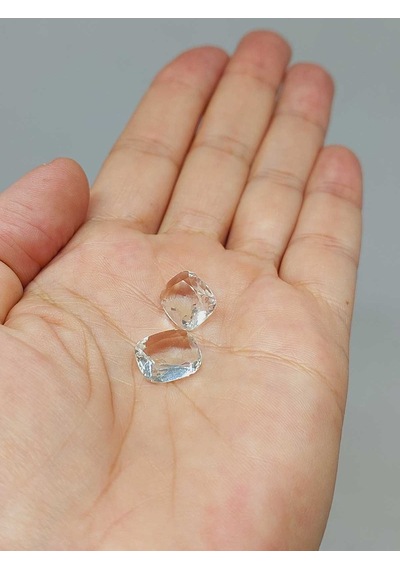 Yasamtohumu Topaz Taşı Baget Kesim Ortalama 3.40 Karat 55620 Çok Renkli