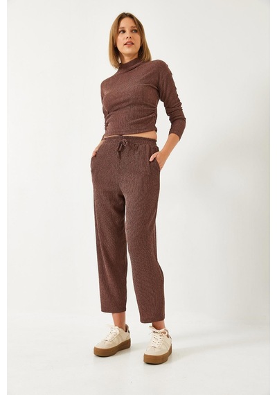 Shade Kadın Crop Bluz Ve Beli Lastikli Pantolonlu Alt Üst Takım 60261363 - Kahverengi Shade Kadın Crop Bluz Ve Beli Lastikli Pantolonlu Alt Üst Takım 60261363 - Kahverengi