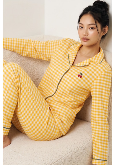 Siyah İnci Ekose Desenli Nakışlı Yumuşak Tuşe Kışlık Düğmeli Örme Pijama Takımı 8080 Sarı Ekose Siyah İnci Ekose Desenli Nakışlı Yumuşak Tuşe Kışlık Düğmeli Örme Pijama Takımı 8080 Sarı Ekose
