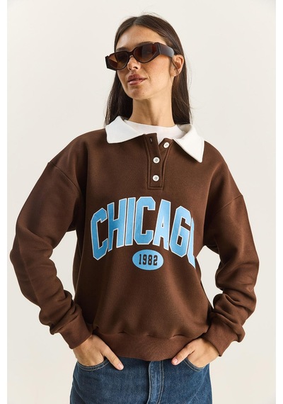 Shade Kadın Polo Yaka Chicago Baskılı Üç İplik Şardonlu Sweatshirt 60601050 - Acı Kahve Çok Renkli Shade Kadın Polo Yaka Chicago Baskılı Üç İplik Şardonlu Sweatshirt 60601050 - Acı Kahve Çok Renkli