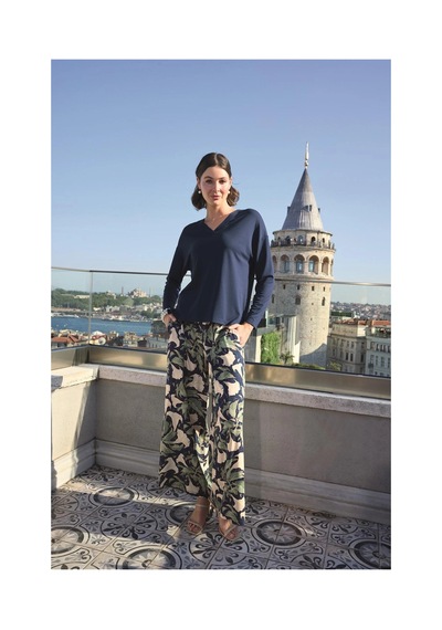 L'ombre Yaprak Desenli Uzun Kollu V Yaka Pijama Takımı Lacivert L'ombre Yaprak Desenli Uzun Kollu V Yaka Pijama Takımı Lacivert