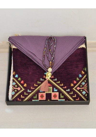Çeyizlik Hediyelik Seccade Eşarp Tesbih Set Kilim Desenli Kadife Astarlı Seccade, Eşarp, Kristal Tesbih Özel Kutulu Lüks Hediye Seti Mor Çeyizlik Hediyelik Seccade Eşarp Tesbih Set Kilim Desenli Kadife Astarlı Seccade, Eşarp, Kristal Tesbih Özel Kutulu Lüks Hediye Seti Mor