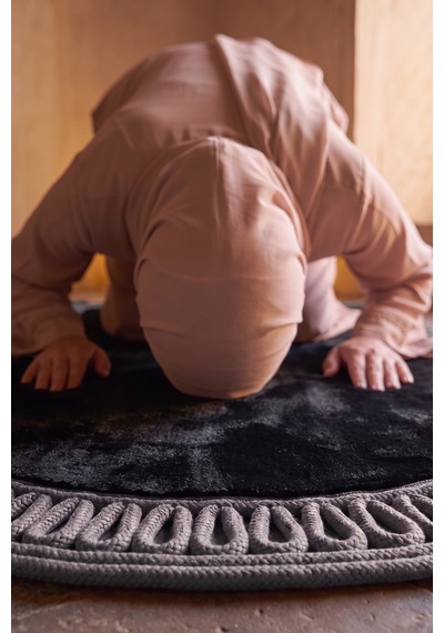 Merplush Mihraplı Peluş Seccade 75x130 Cm Süet Taban Yıkanabilir Yumuşak Namaz Halısı Siyah - Füme