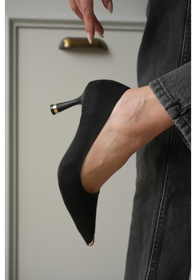 Esatsani Siyah Süet Sivri Burun 8 Cm Topuklu Gold Burunluk Detaylı More Stiletto Kadın Ayakkabı Siyah Süet Esatsani Siyah Süet Sivri Burun 8 Cm Topuklu Gold Burunluk Detaylı More Stiletto Kadın Ayakkabı Siyah Süet