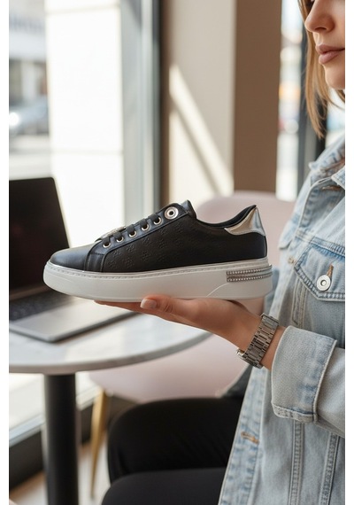 Enoch Gold Detaylı Kabartma Dokulu Ve Işıltılı Amblem Aksesuarlı Kadın Sneaker Siyah Beyaz Enoch Gold Detaylı Kabartma Dokulu Ve Işıltılı Amblem Aksesuarlı Kadın Sneaker Siyah Beyaz
