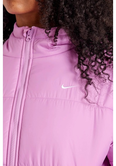 Nike Terma Fit Synthetic Fill Loose Fit Classic Puffer Jacket Kadın Kapüşonlu Bol Kesim Şişme Mont Pembe Nike Terma Fit Synthetic Fill Loose Fit Classic Puffer Jacket Kadın Kapüşonlu Bol Kesim Şişme Mont Pembe