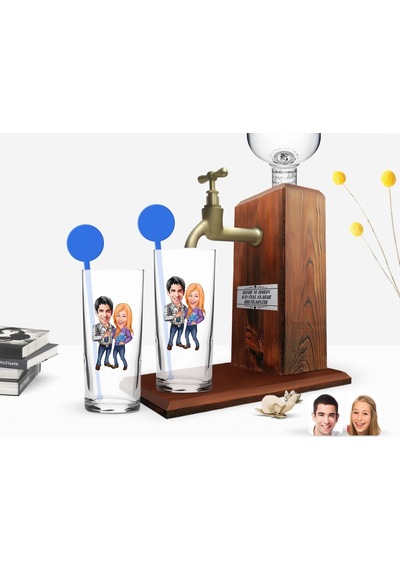 Kişiye Özel Renkli Baskılı Sevgililer Karikatürlü İkili Vodka Bardağı Ve Ahşap Vodka Standı Hediye Seti-50