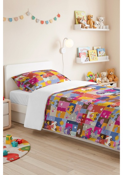 Evimde Bambaşka Pembe Araba Figürlü Kız Çocuk Pike Takımı - Renkli Patchwork Bebek Odası Yatak Örtüsü - 160x220 CM Evimde Bambaşka Pembe Araba Figürlü Kız Çocuk Pike Takımı - Renkli Patchwork Bebek Odası Yatak Örtüsü - 160x220 CM