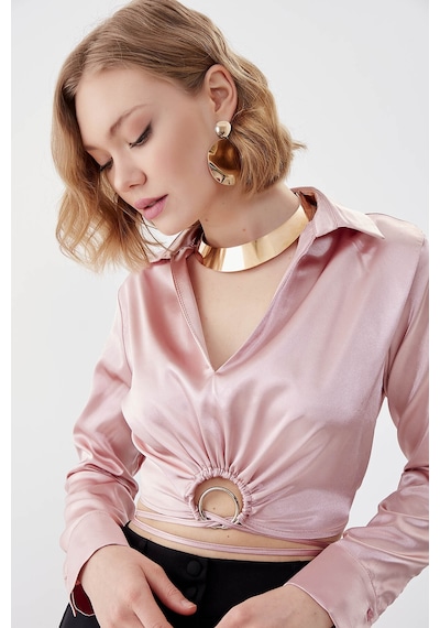 Vitrin Bel Kısmı Detaylı Crop Saten Bluz Pudra
