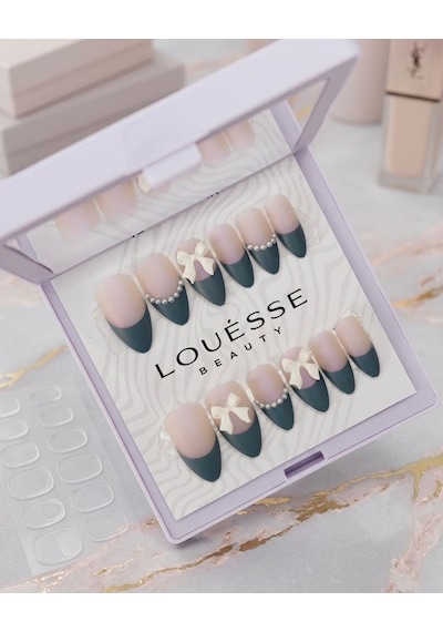 Louésse Emerald Grace Takma Tırnak 12 Li Yeşil French İnci Ve Kurdele Detaylı Zarif Nail Set
