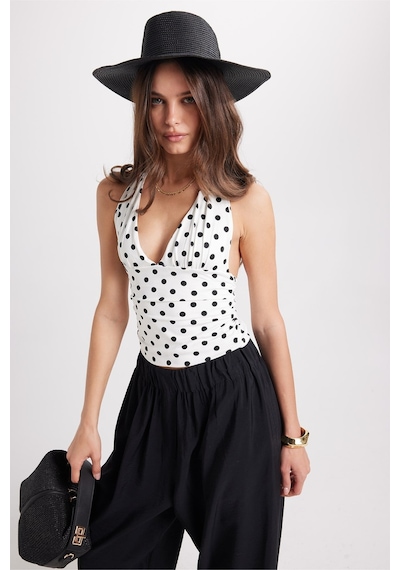 Tudors Kadın Standart Fit Normal Kesim Kolsuz Halter Yaka Boyundan Bağlama Detaylı Puantiyeli Beyaz Bluz-51014