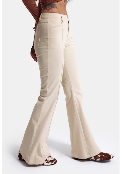 Kadın Bej Flare Fit Pürüzsüz Dokulu Esnek Velvet Kadife Kumaş Pantolon Ekru