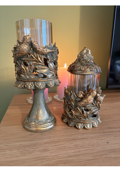 Kuşlu Ayaklı Ve Kapaklı Dekoratif Cam Mumluk & Şekerlik Seti Haki Yeşil Altın Eskitme 2'li Şamdan & Kavanoz 27x12 Cm & 23x12 Cm Çok Renkli