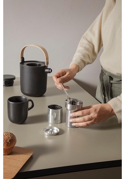 Nordic Kitchen Çay Termosu 1l, Çift Duvarlı Yalıtım, Entegre Çay Filtresi, Danimarka Tasarımı Siyah