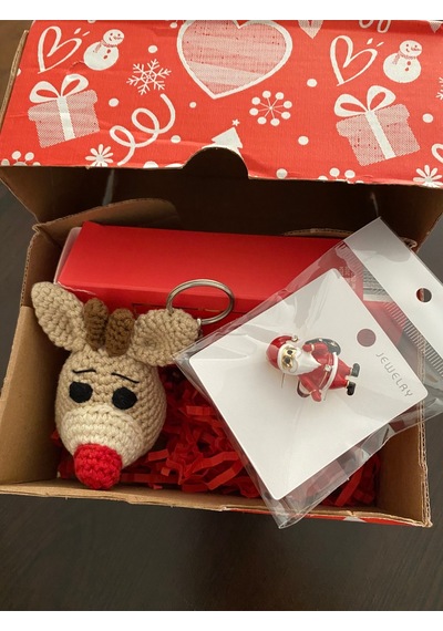 Geyik Figürlü %100 El Yapımı Hediyelik Amigurumi Anahtarlık Zarif Broş Kadın Parfümü Yılbaşı Paketi Noel Baba