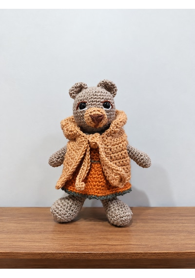 Elbiseli Yelekli Küçük Ayı Amigurumi Bebek