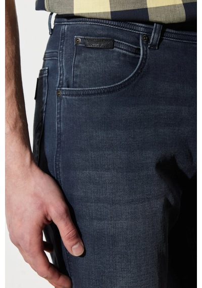 Wrangler Straight Fit Düz Paça Siyah Erkek Kot Pantolon W12102600 001