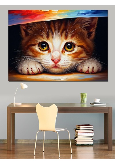Ahşap Tablo Bilgisayar Masasında Meraklı Küçük Kedi