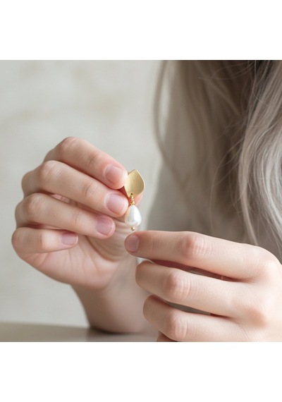 Vaoov Yaprak Motifli 14k Altın Kaplama Damla Mayorka İnci Küpe Gold