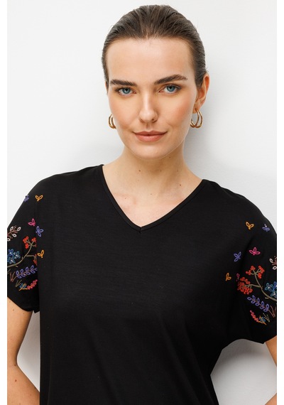 Kadın V Yaka Nakış İşlemeli Düşük Kollu Penye T-shirt Siyah Siyah