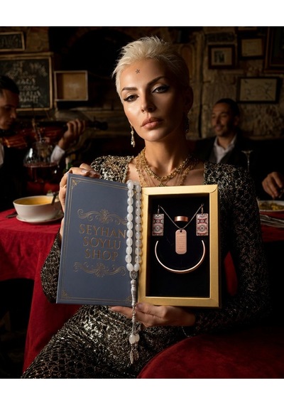 Özel Tasarım Kitap Kutulu Kadın Bakır Takı Seti Ve Tesbih Kombini - Kolye Küpe Bileklik Yüzük 5 Parça Otantik Şık Hediyelik - Doğum Günü Yıl Dönümü Anneler Günü Kadınlara Özel Gösterişli Hediye - N-00053 Özel Tasarım Kitap Kutulu Kadın Bakır Takı Seti Ve Tesbih Kombini - Kolye Küpe Bileklik Yüzük 5 Parça Otantik Şık Hediyelik - Doğum Günü Yıl Dönümü Anneler Günü Kadınlara Özel Gösterişli Hediye - N-00053