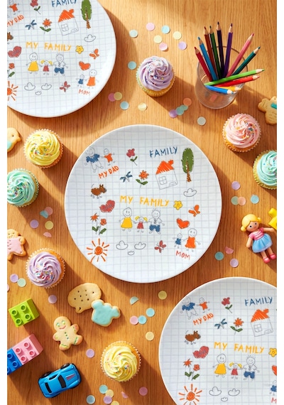 Grandora My Family Temalı 6 Adet, 20 Cm Sevimli Çocuk Tabağı, Renkli Çocuk Desenli Tatlı Veya Pasta Tabağı Çok Renkli