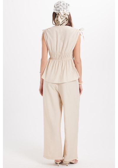 Tudors Kadın Standart Fit Normal Kesim V Yaka Beli Büzgülü Bağcıklı Bluz Geniş Paça Bej Pantolon Takım-51025