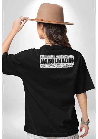 Kimsenin Varlığıyla Varolmadık Yokluğuyla Yok Olmalıyız Yazılı Pamuklu Unisex Oversize Sırt Dijital Baskılı Siyah T-shirt Siyah