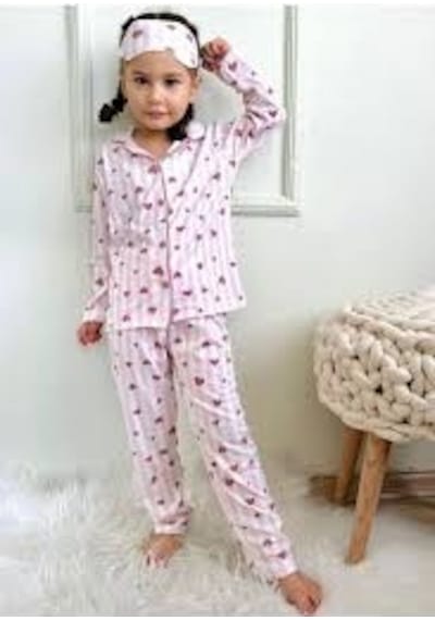 Kız Çocuk Pembe Beyaz Renkli Kalp Desenli Uyku Bandı Dahil Pijama Takımı. Beyaz