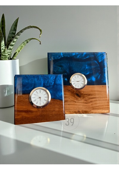 Classic Ceviz & Epoksi Masa Saati Gümüş Kaplama Quartz Mekanizma El Yapımı Tasarım 15x15 Cm / 20x20 Cm Çok Renkli