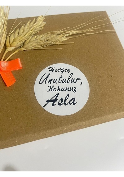 Herşey Unutulur Kokunuz Asla Siyah Yazılı Yuvarlak Yapışkanlı Etiket 5x5 Cm 100 Adet