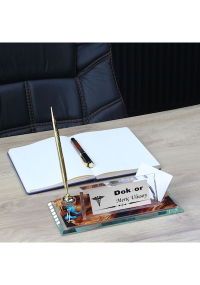 Doktorlara Özel Kişiye Özel Kristal Saatli Masa Üstü İsimlik Kalemli & Kartvizitlikli Doktor Ofis İsimliği Renksiz Doktorlara Özel Kişiye Özel Kristal Saatli Masa Üstü İsimlik Kalemli & Kartvizitlikli Doktor Ofis İsimliği Renksiz